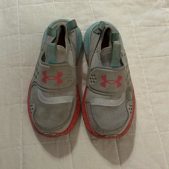 Girls Under Armour tennis shoes. - Picture 1 of 4